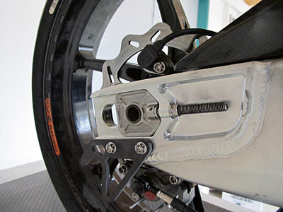 Задняя ось мотоцикла класса Moto 3: титановые винты и регулировочная рамка
