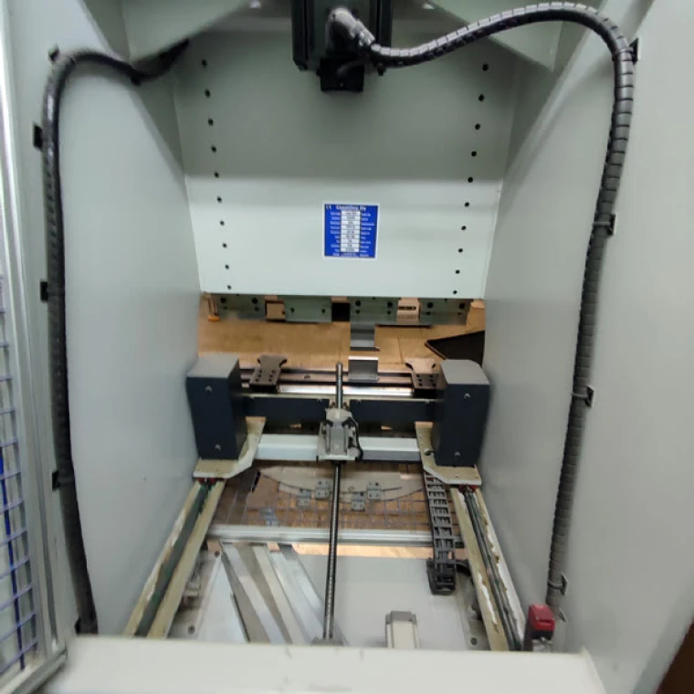 Абамет AMBe-900 (2016 | бу) - Электромеханический листогибочный пресс с ЧПУ