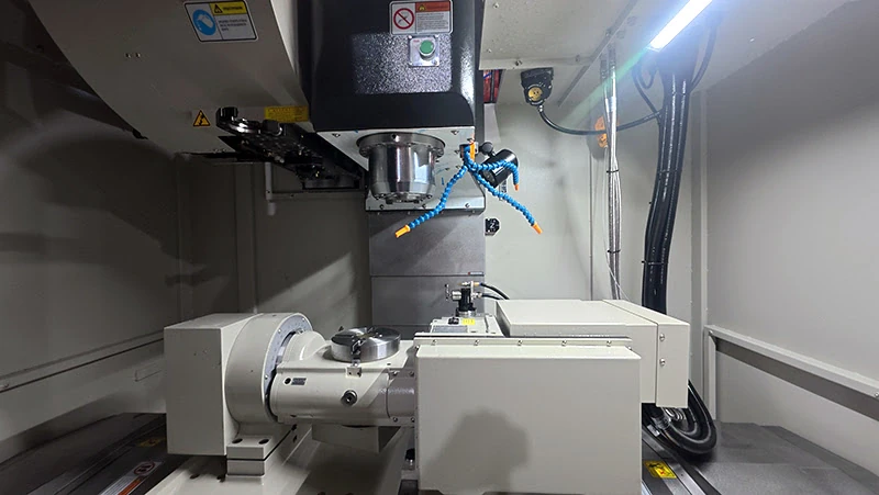 Пятиосевой фрезерный станок с ЧПУ по металлу UMC-170SM, стол-планшайба Ø170 мм