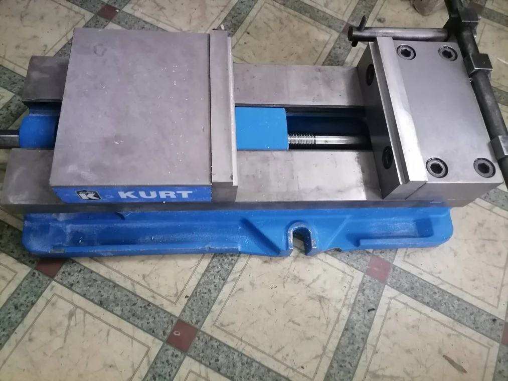 БУ Зажимное приспособление (тиски) KURT, D810, ширина 203.22 мм, раскрытие 254 мм