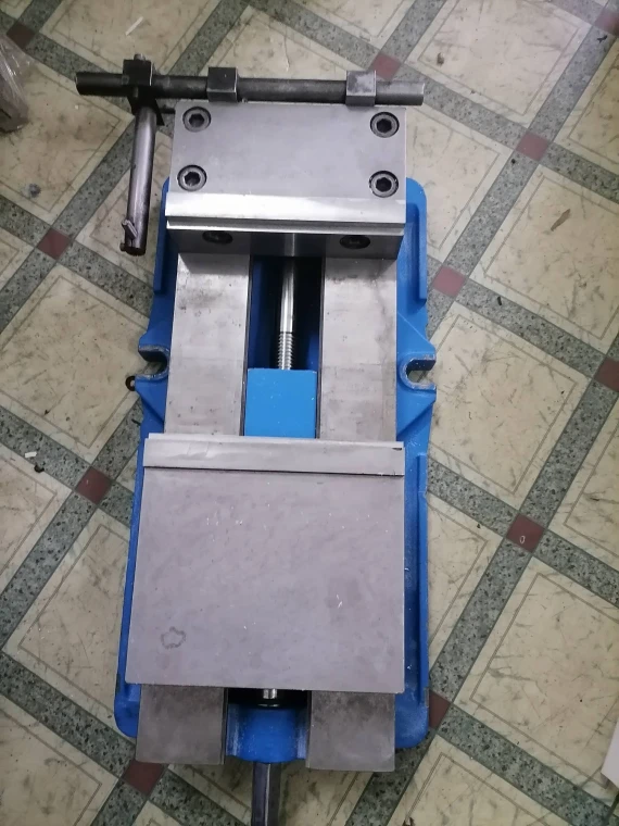 БУ Зажимное приспособление (тиски) KURT, D810, ширина 203.22 мм, раскрытие 254 мм