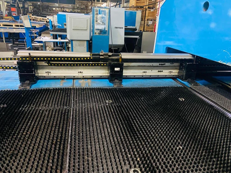 Finn-Power F6-25 (2001 | бу) - Гидравлический координатно-револьверный вырубной пресс c ЧПУ