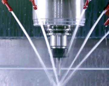 Сопла подачи СОЖ, расположенные вокруг шпиндел