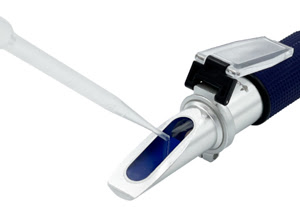 Нанесите 2–3 капли дистиллированной воды на призму