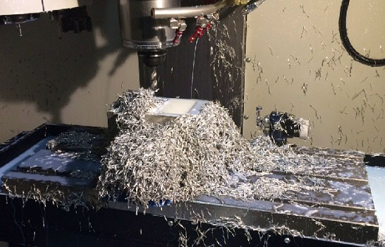 Стружка на столе вертикально-фрезерного станка