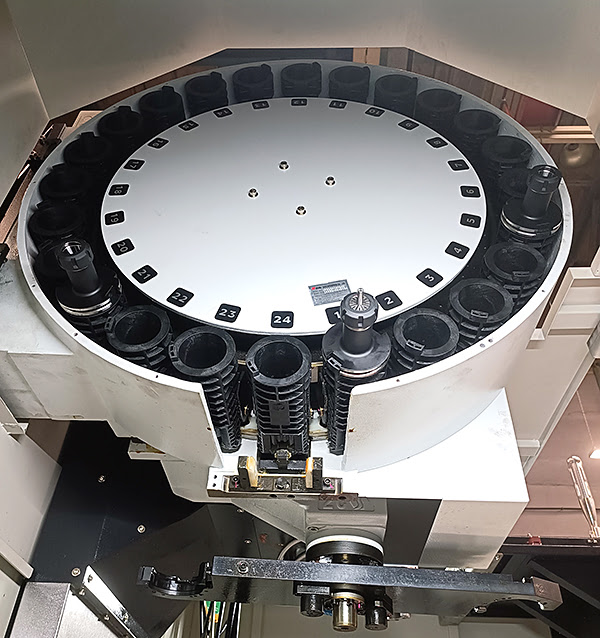 Устройство автоматической смены инструмента с рукой-манипулятором