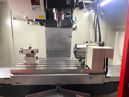 Рабочая зона фрезерного станка с поворотным столом и задней опорой Рабочая зона фрезерного станка с поворотным столом и задней опорой